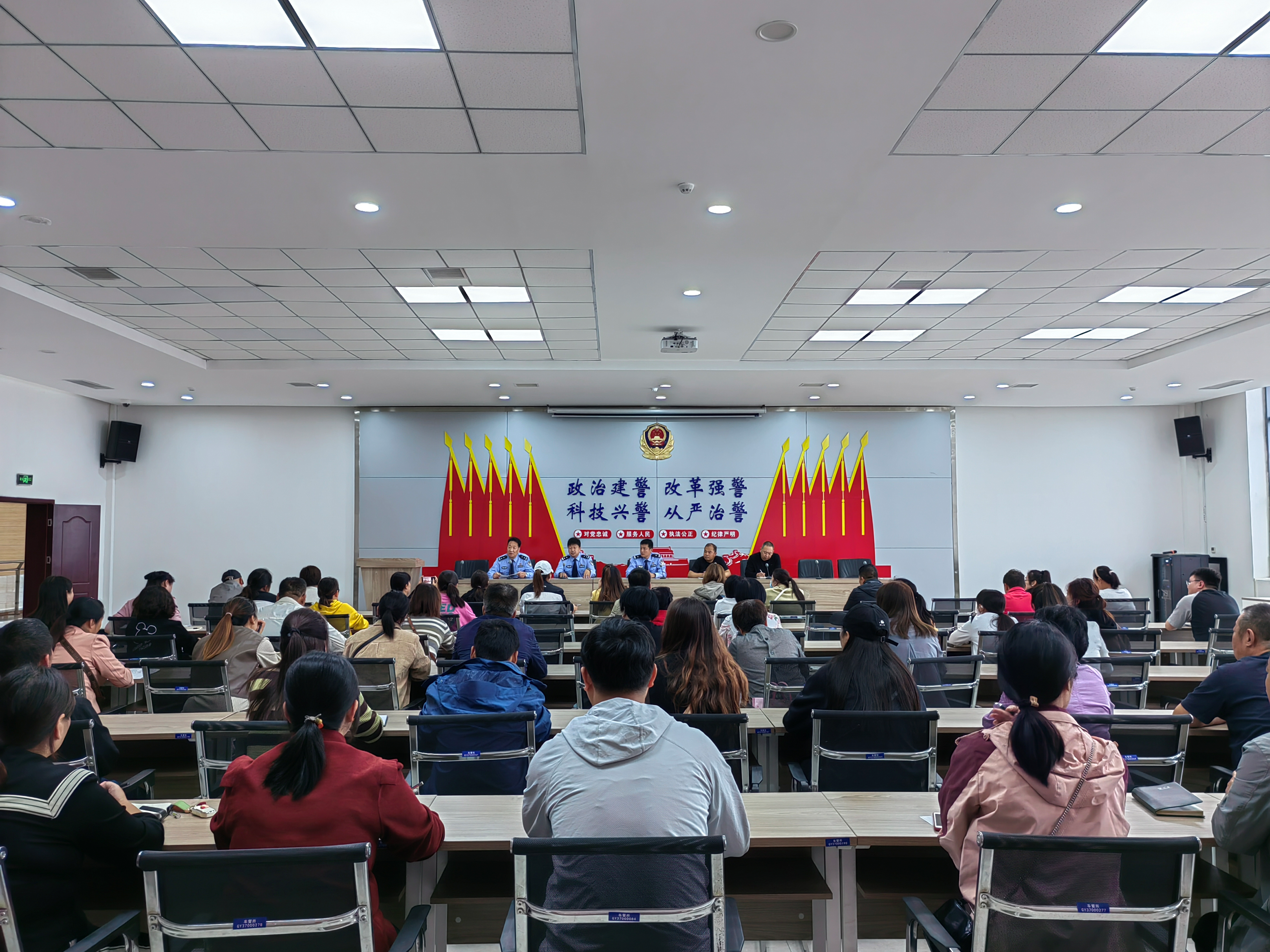 巩义市公安局交通管理警察大队组织召开校车安全警示会