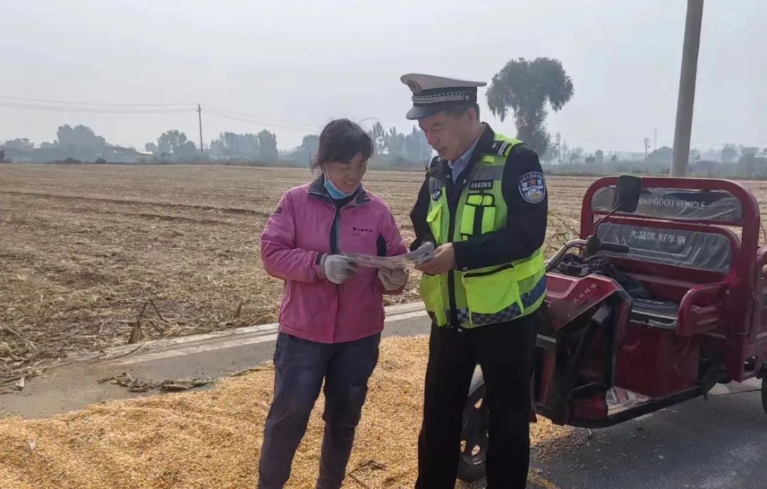 河南淇县交警“四措并举”开展秋季交通安全宣传活动