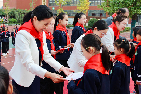 郑州高新区长椿路小学举行庆祝建队节暨二年级新队员入队仪式