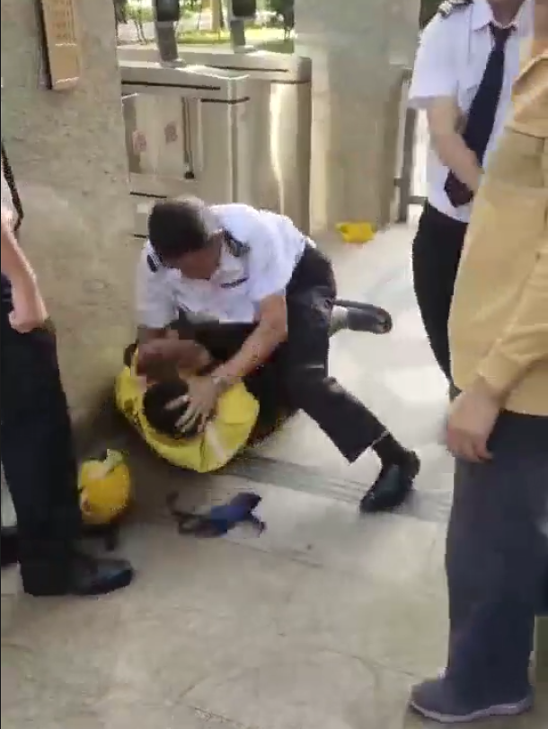 广州小区保安殴打外卖员 警方介入调查