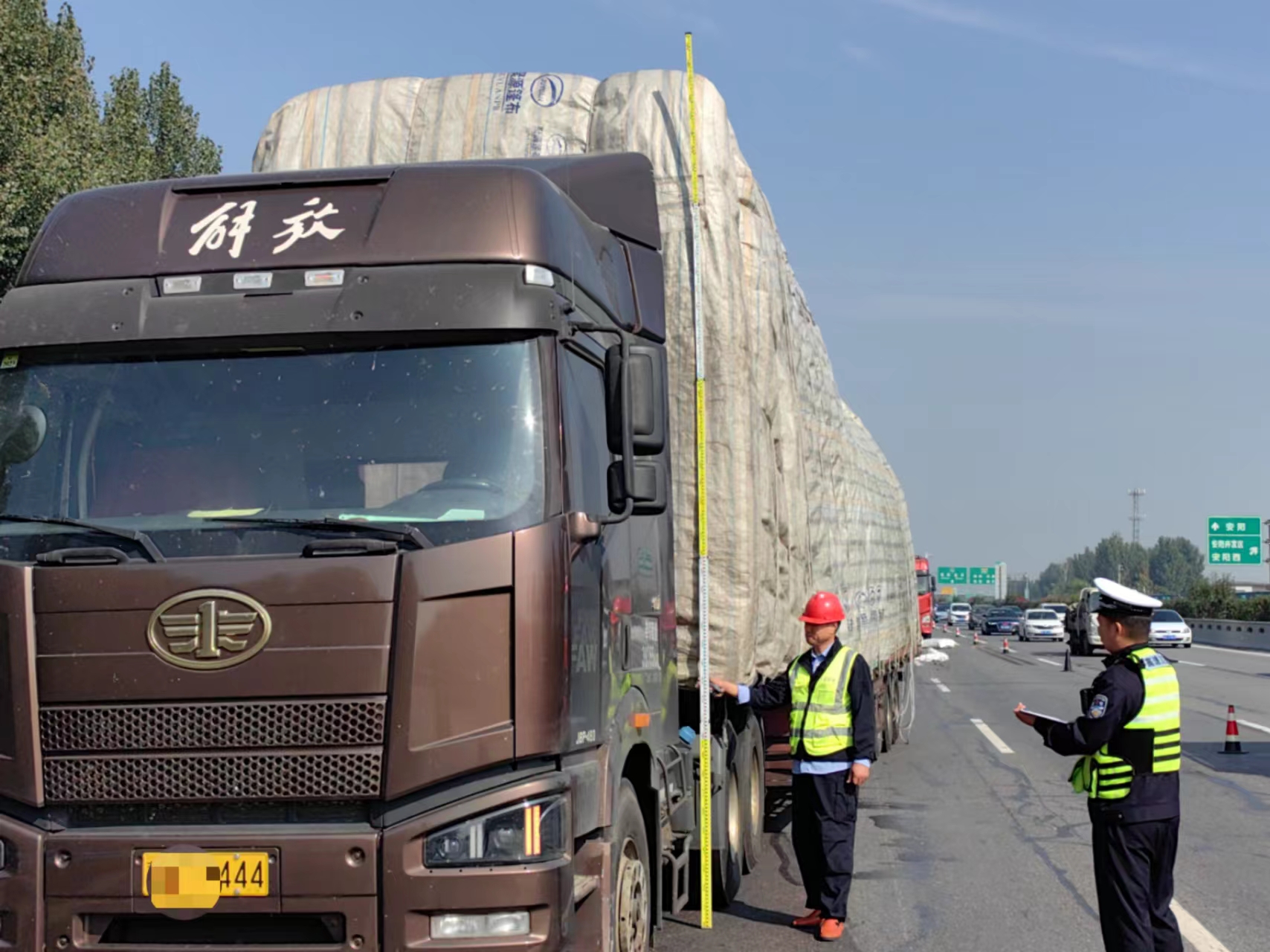 大货车载货超高引发侧翻事故别让载货成为载祸