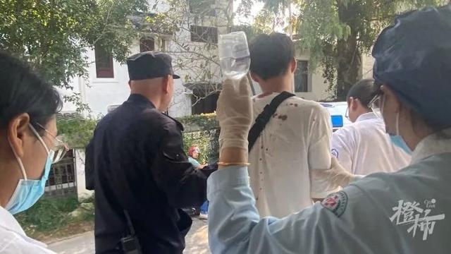 小伙熬夜加班后爬山去财神庙，晕倒摔伤后坚持先拜财神再就医(图4)