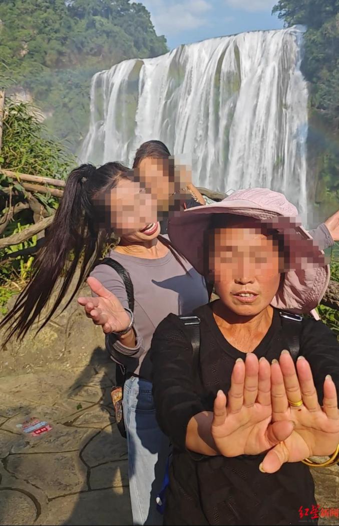 游客在黄果树瀑布拍照遭大妈挡镜头？官方回应(图1)
