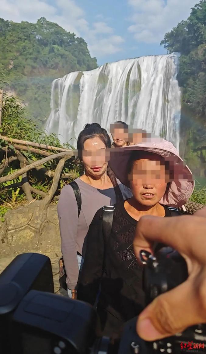游客在黄果树瀑布拍照遭大妈挡镜头？官方回应(图3)