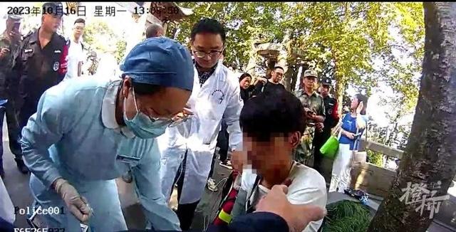 小伙熬夜加班后爬山去财神庙，晕倒摔伤后坚持先拜财神再就医(图2)