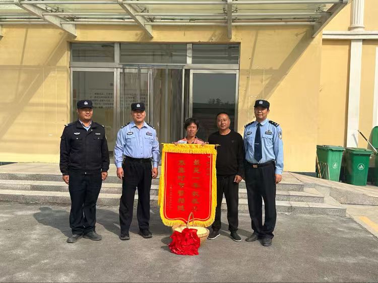 河南淇县庙口派出所：护农保秋警务忙 颗粒归仓好丰“警”