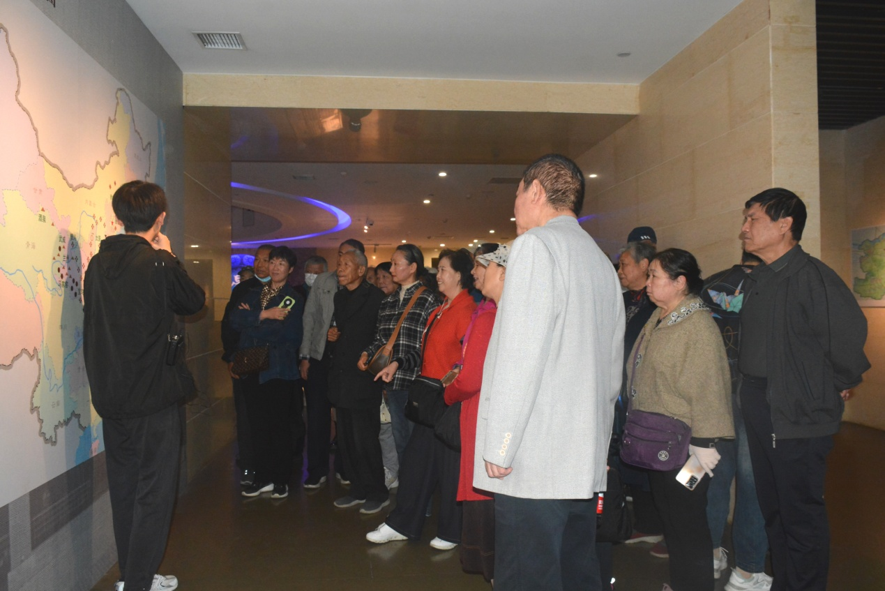 中原分局全体民辅警在衷心祝福老干部们身体健康,老有所养,老有所乐的