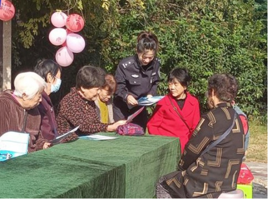 巩义市公安局新华路派出所走进社区开展重阳节主题反诈宣传活动