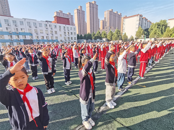 郑州市管城区五里堡小学开展国旗下微课程
