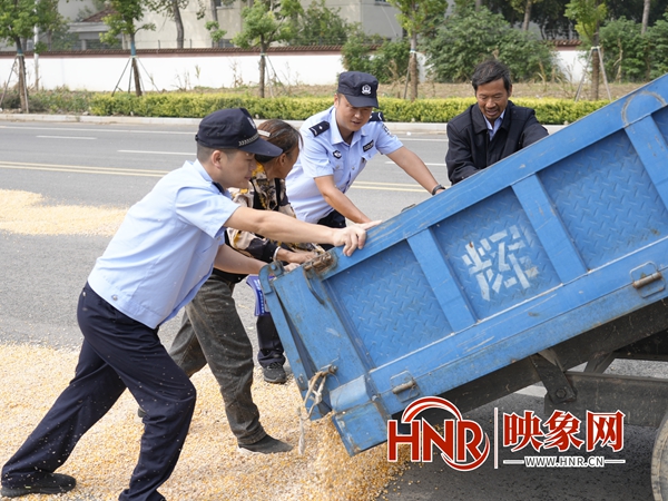 驻马店市公安局高新区分局：绘制秋季好“警”色