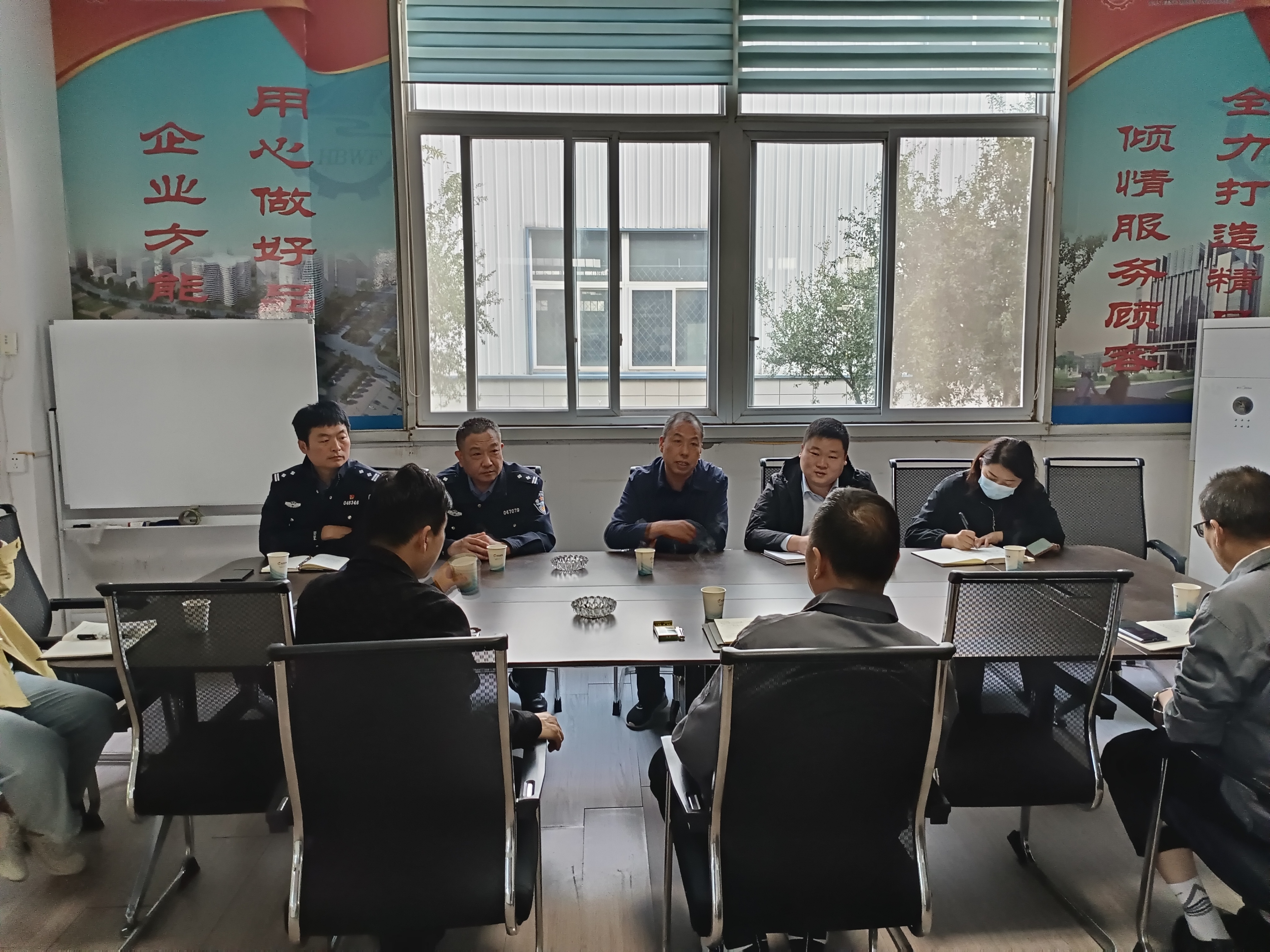 鹤壁市公安局示范区分局深入辖区企业开展“大走访、大慰问”活动