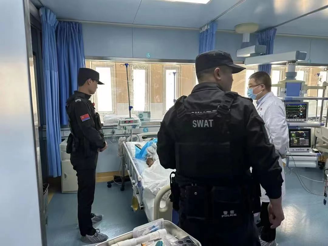 大车司机突发疾病紧急就医，淇县巡特警送手机帮忙联系家属