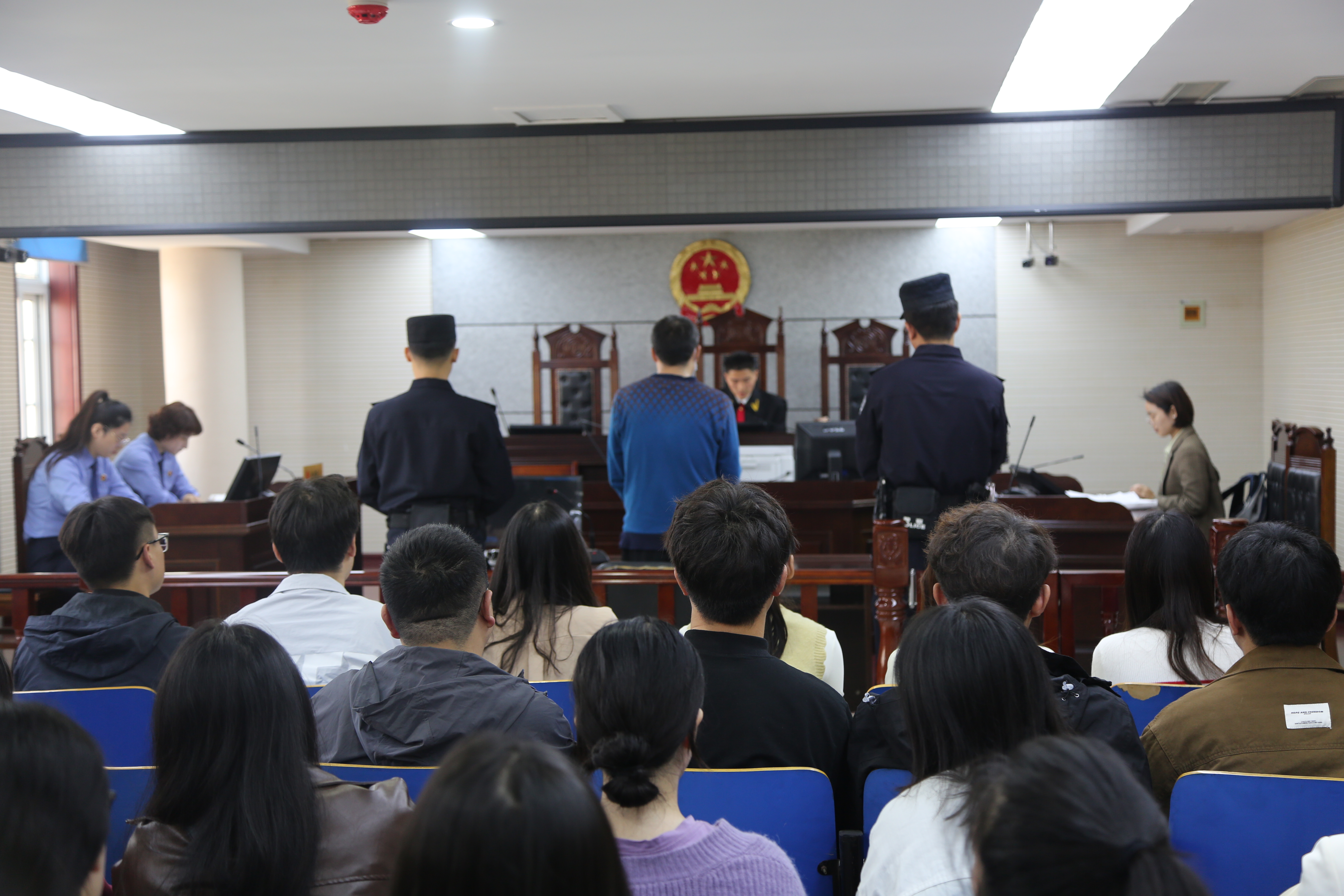 龙亭区法院开展沉浸式参观法院零距离感受庭审活动