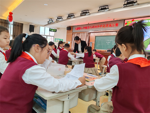 郑州市创新街小学举行“小学教育共同体科学优质课比赛”活动