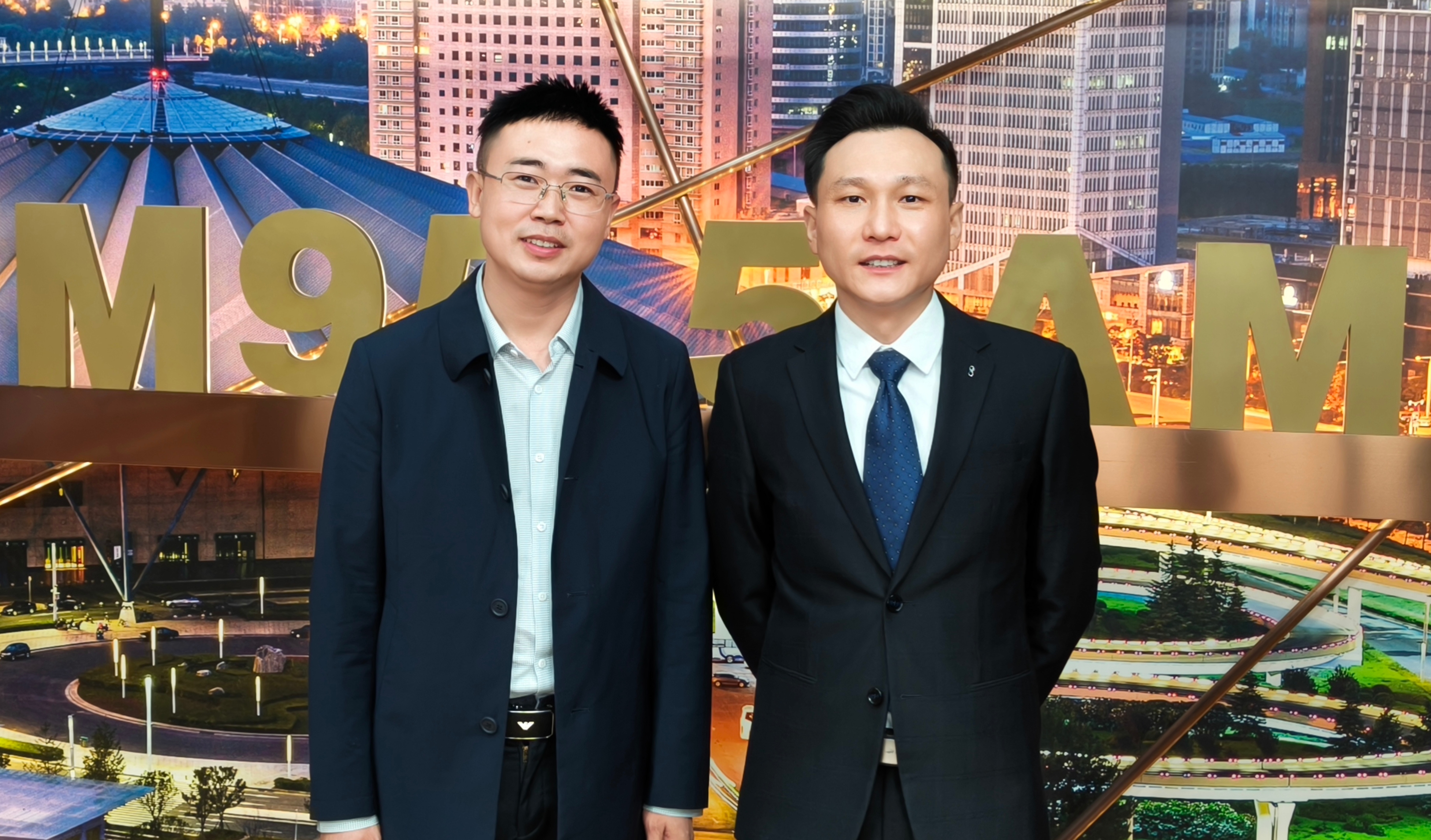 首页>创业者说>正文>牛超(左),主持人李文峰(右)记者手记:牛超说创业