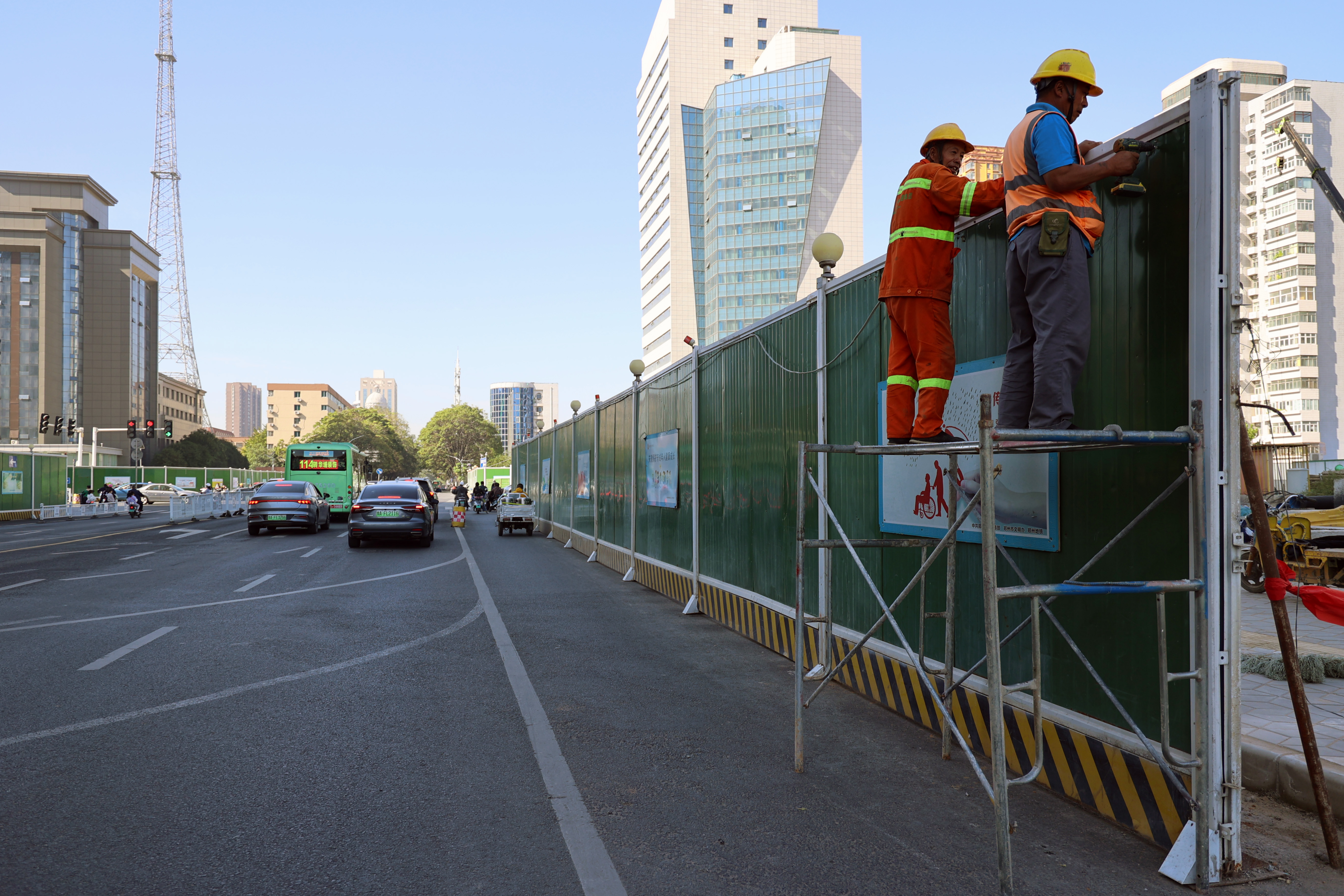 首页>政务>正文>10月31日,为有效推进二七区城市围挡整治行动各项工作
