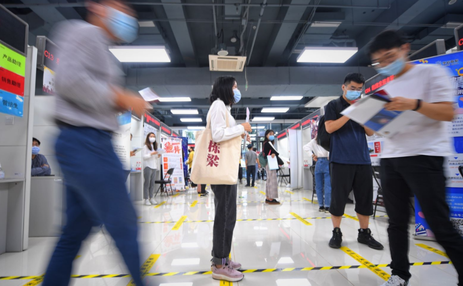 六成八受访应届生期待：就业指导要结合市场需求和新兴行业