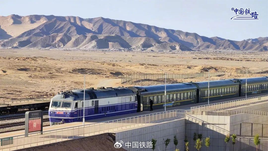 列车许多天文爱好者及游客在神舟十七号载人飞船发射前夕酒额铁路酒泉