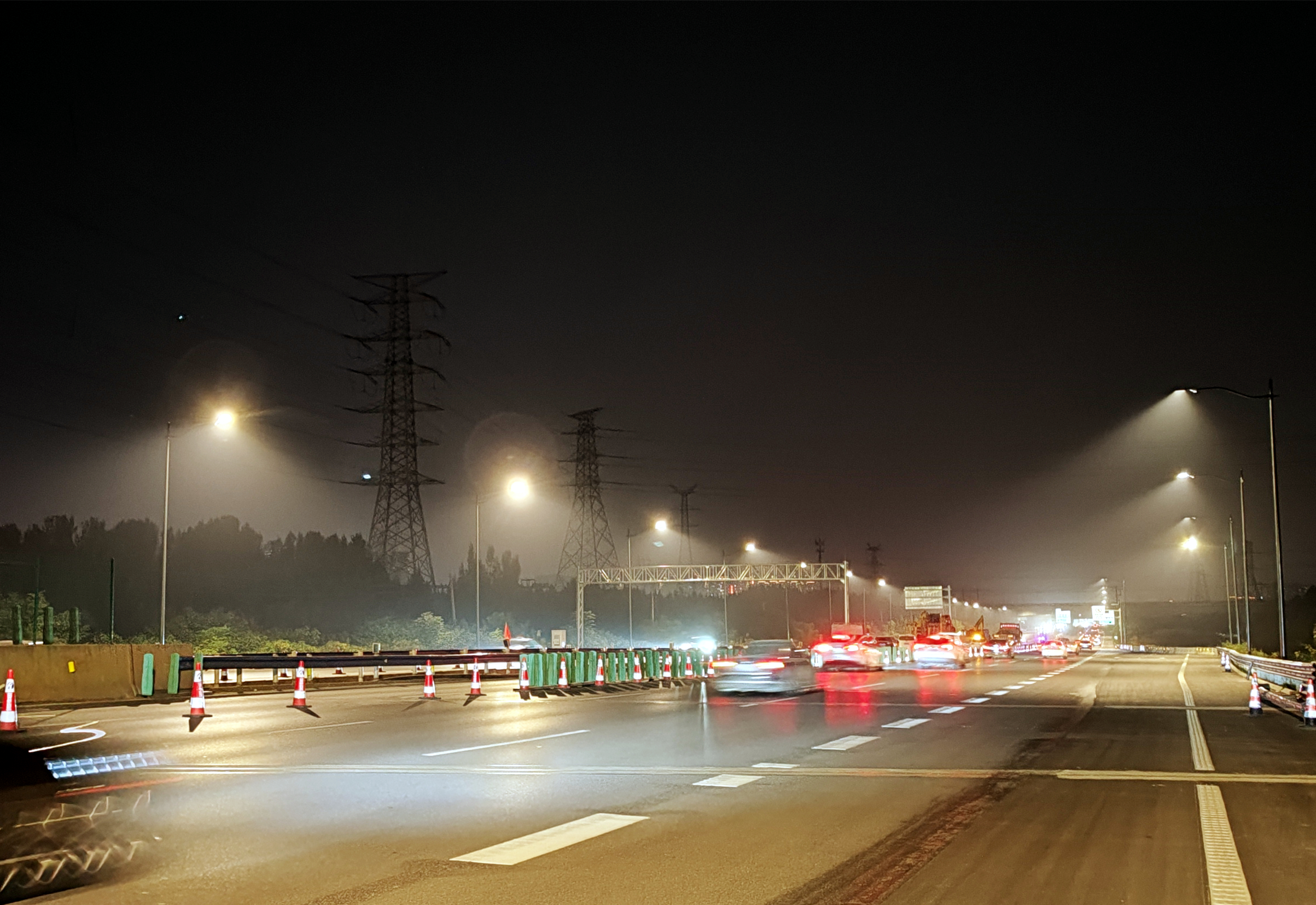 灿若银河盏盏路灯点亮郑州机场高速