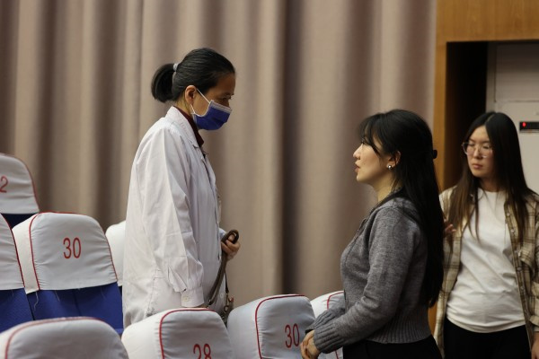 郑州市第五十八中举行健康知识讲座及义诊活动