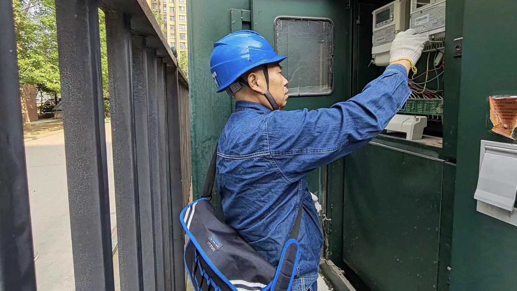 漯河基层电工徐华民用心守护万家灯火