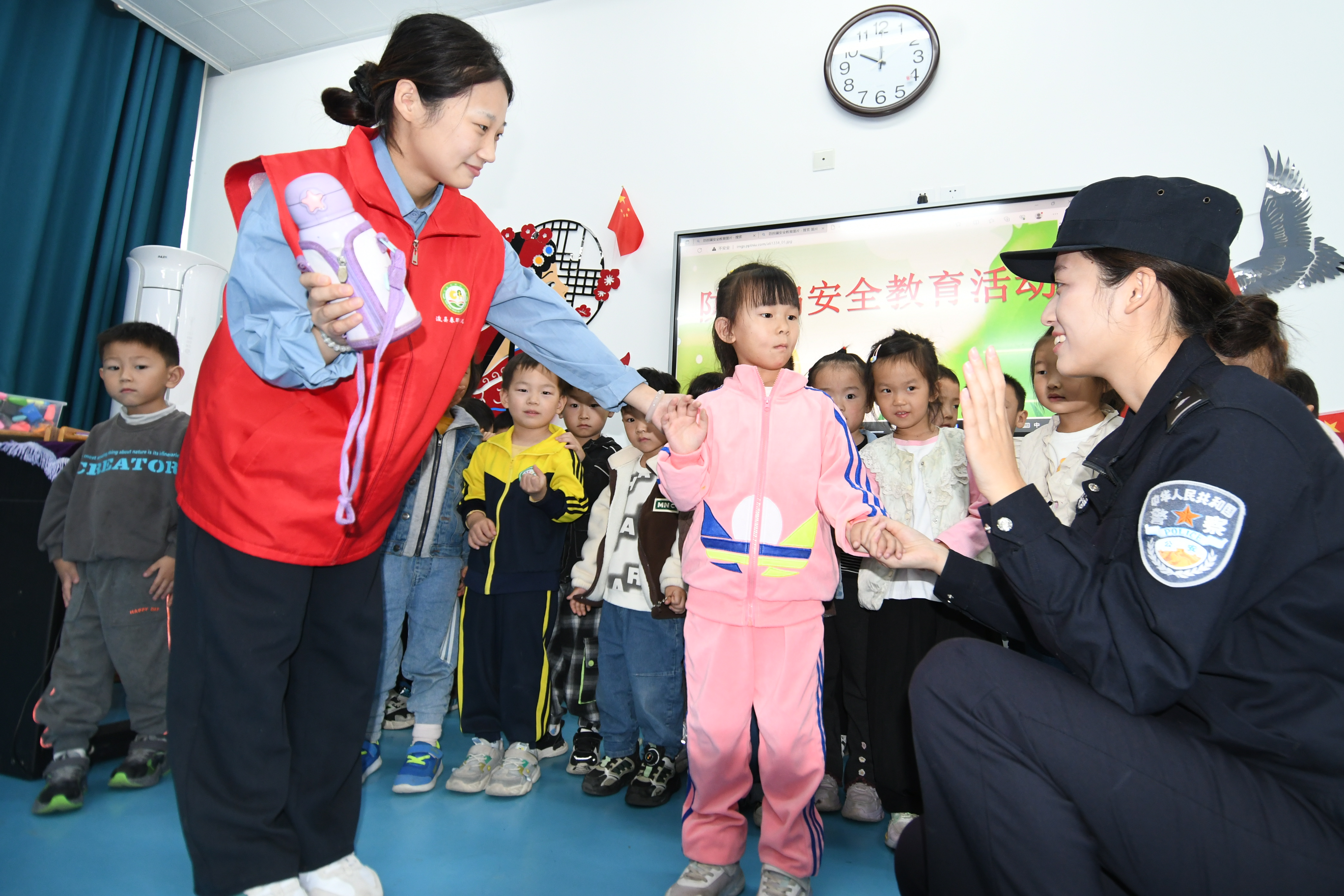浚县公安：民警走进幼儿园，寓教于乐话安全