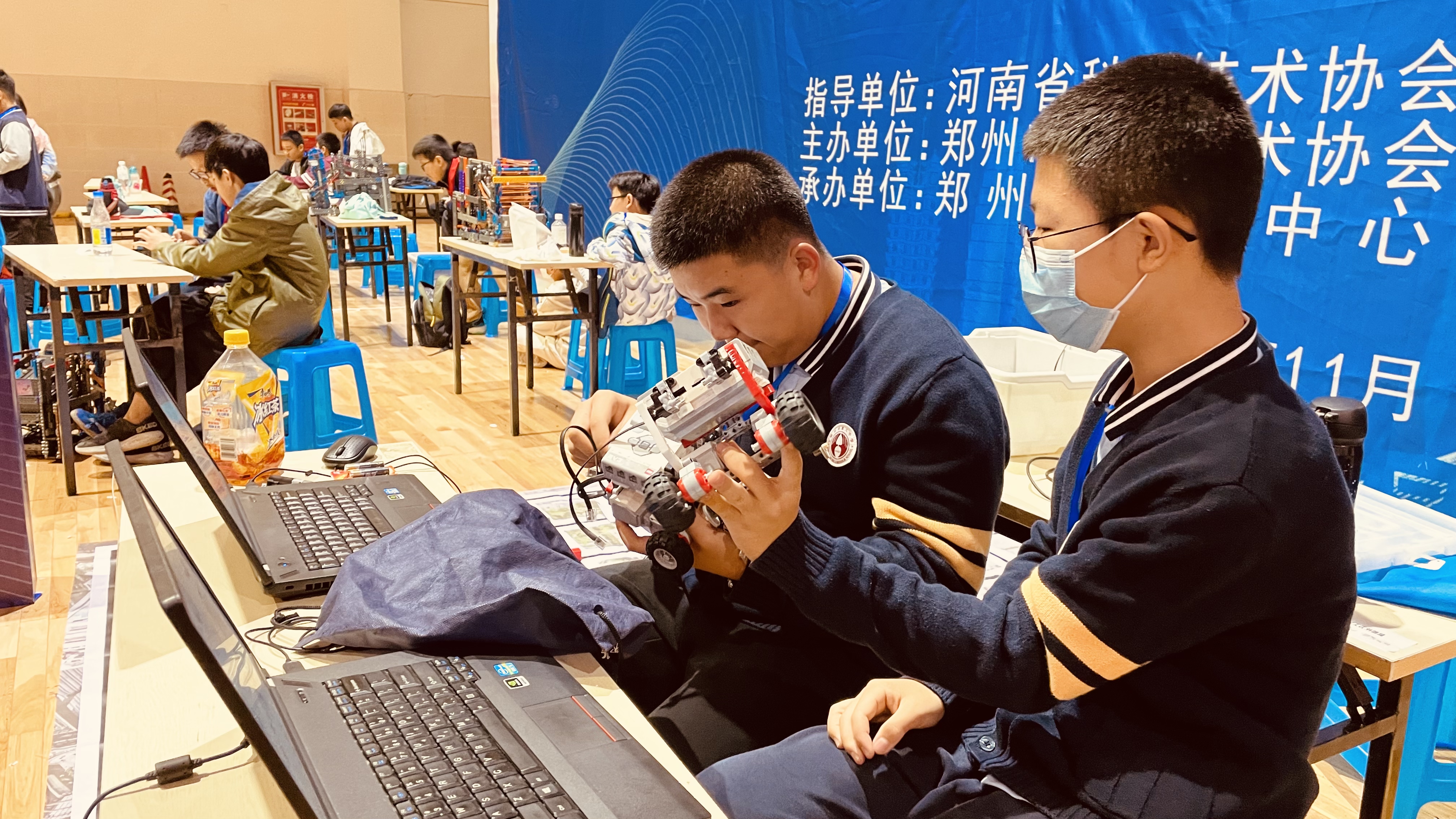 郑州八中机器人队在郑州市青少年机器人竞赛上获佳绩