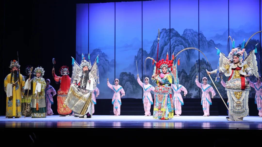 首页>大象文旅>正文>河南豫剧院青年团团长关效宇接受采访时说,全团