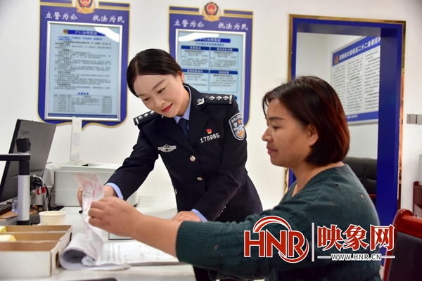 平舆县公安局陈素贞：热情服务 群众点赞一片