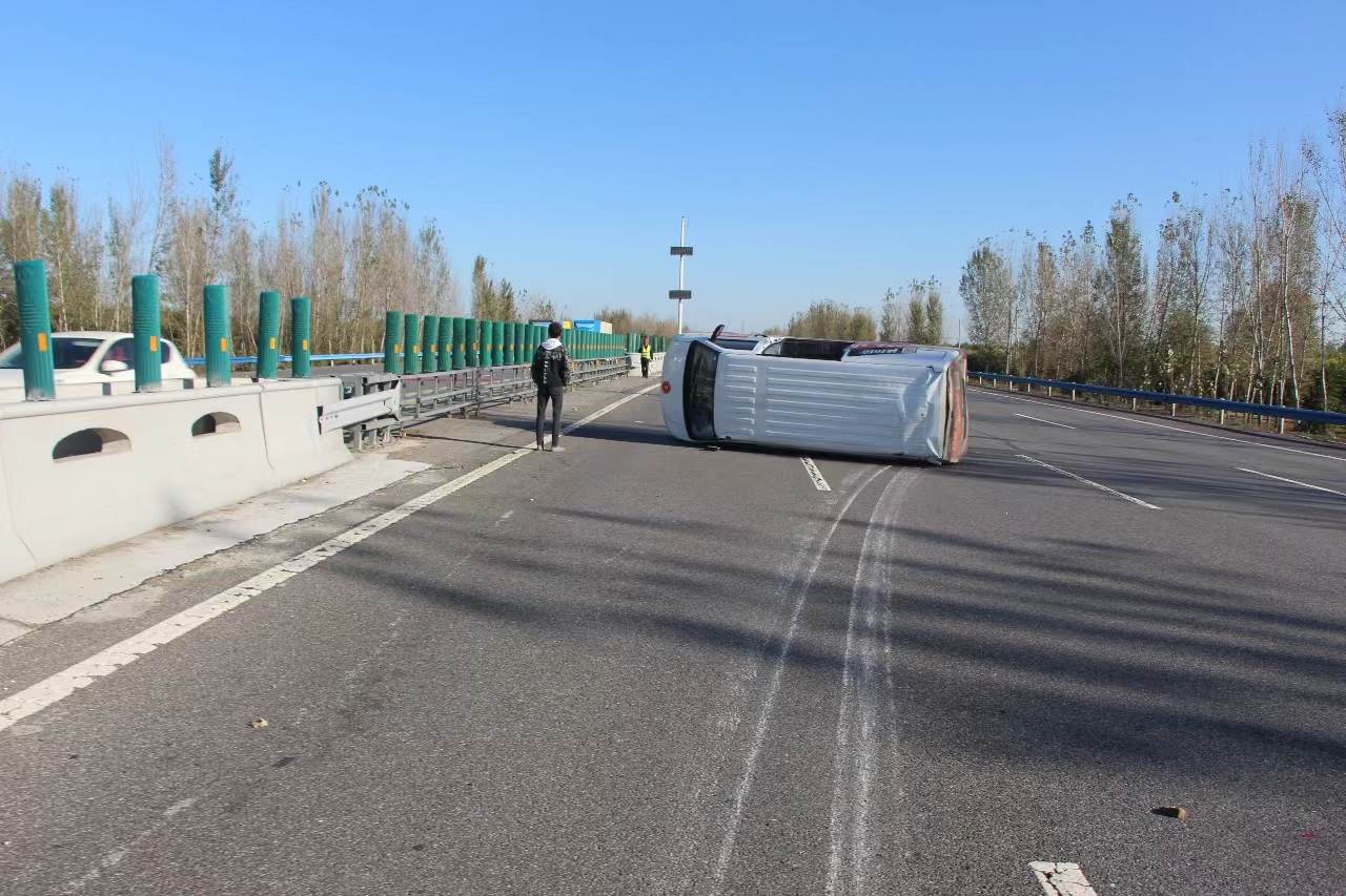 货车司机分心驾驶致车辆侧翻车货俱损还得被罚