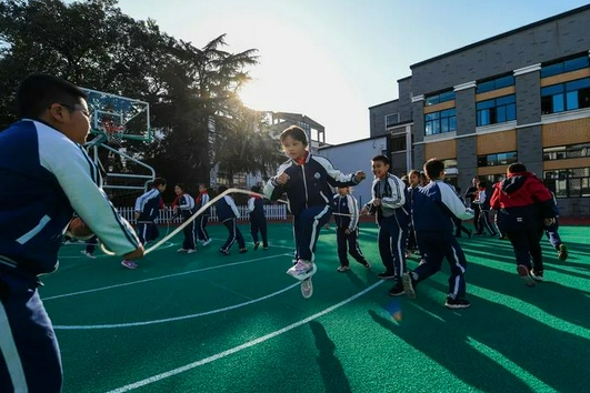 下课铃响后一些学校仍然静悄悄 课间10分钟怎么就消失了？