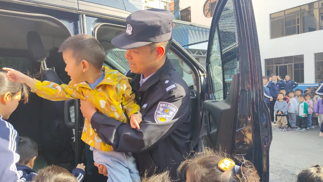 登封特警开展“警幼零距离 警心暖童心”社会实践活动