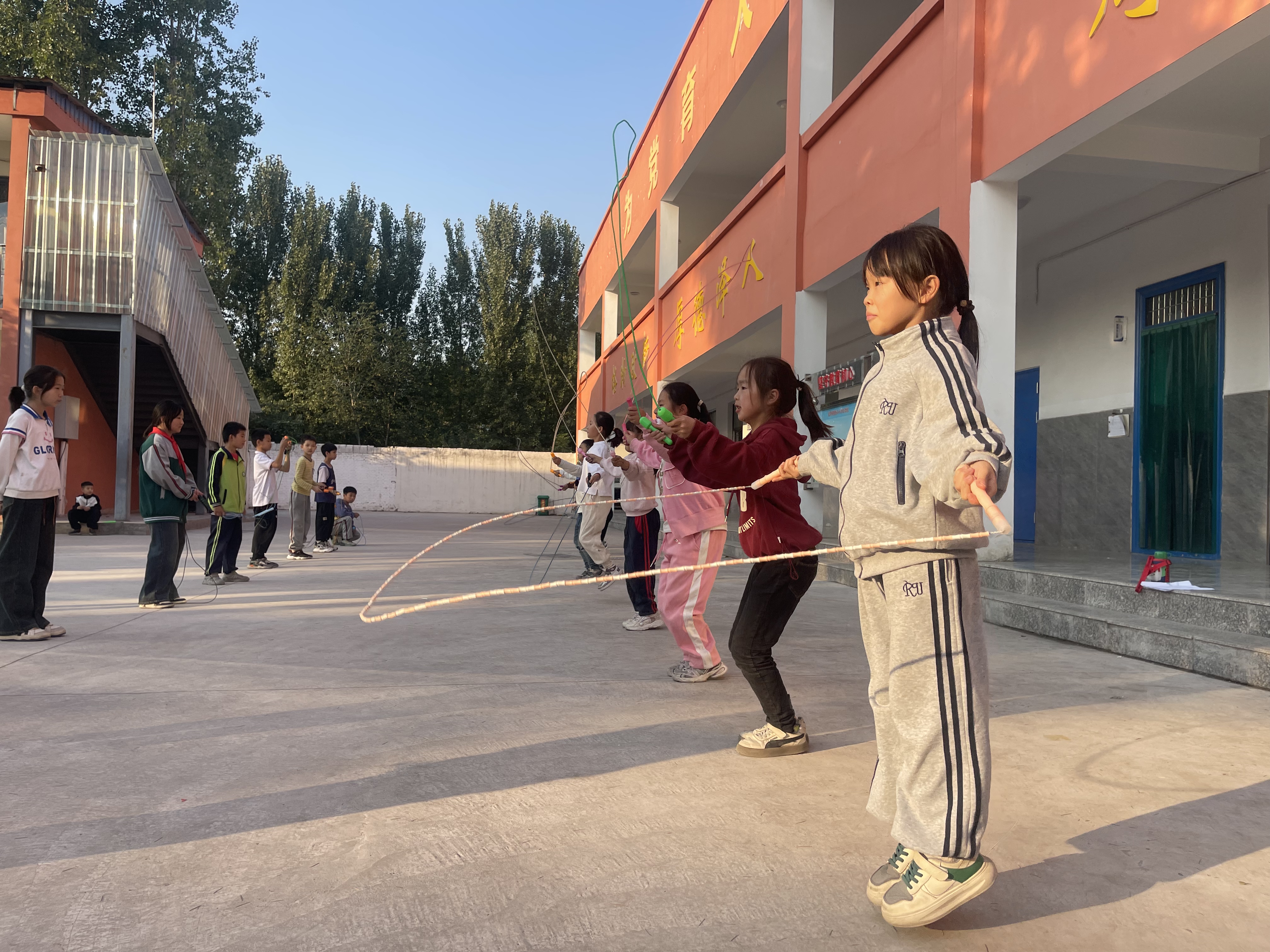 此次跳绳比赛,既丰富了学生的课余生活,增强了学生体质,更让同学们
