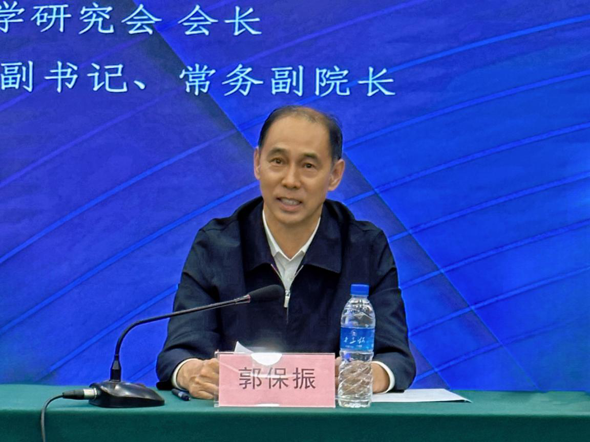 检委会委员程慎生对评选出的获奖论文作者和优秀组织单位进行了表彰