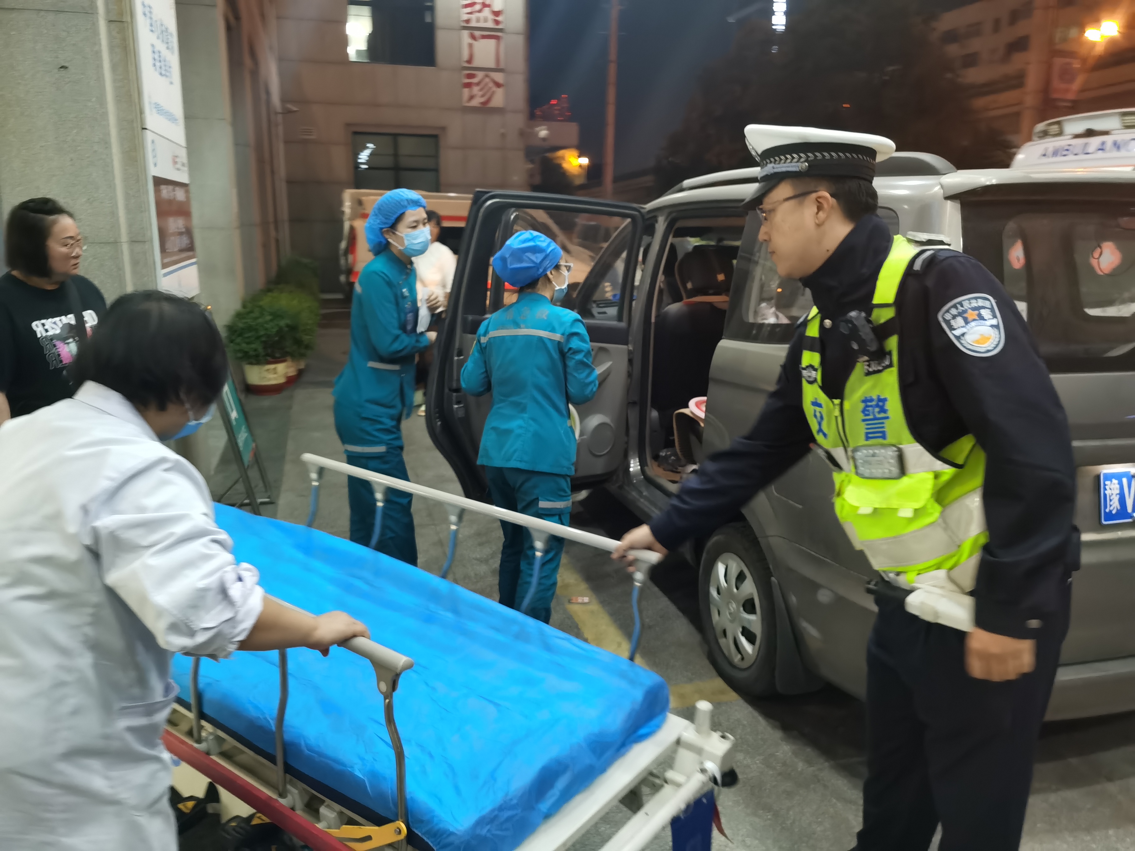 孕妇车上产子情况危急交警火速开道母子平安