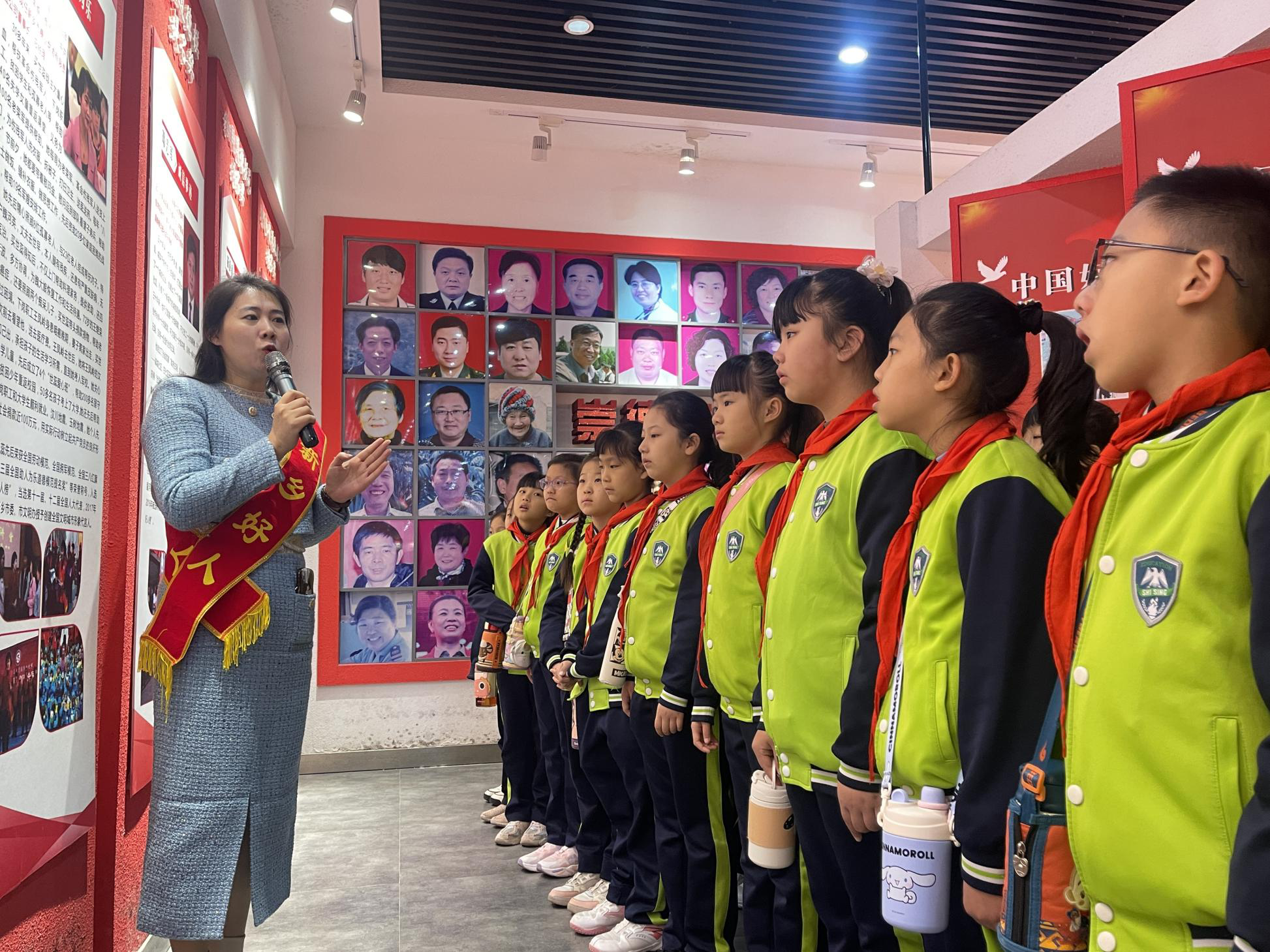 追寻好人之光丨新乡世青小学：走进新乡“好人馆”