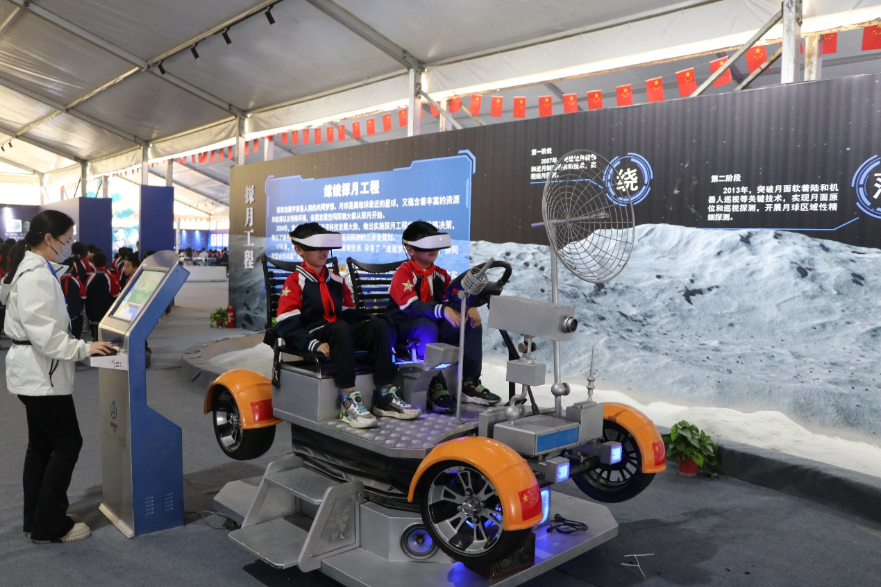 学习航天精神周口市第一届航空航天科技展首秀亮相