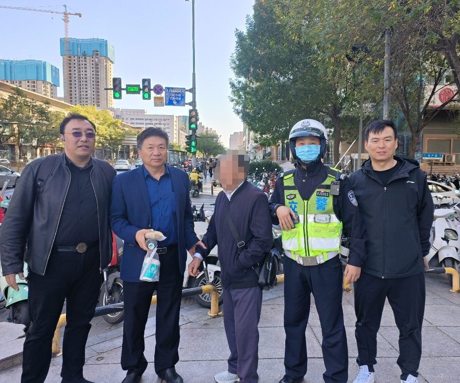 郑州交警一支队九旬老人迷路警民携手相助