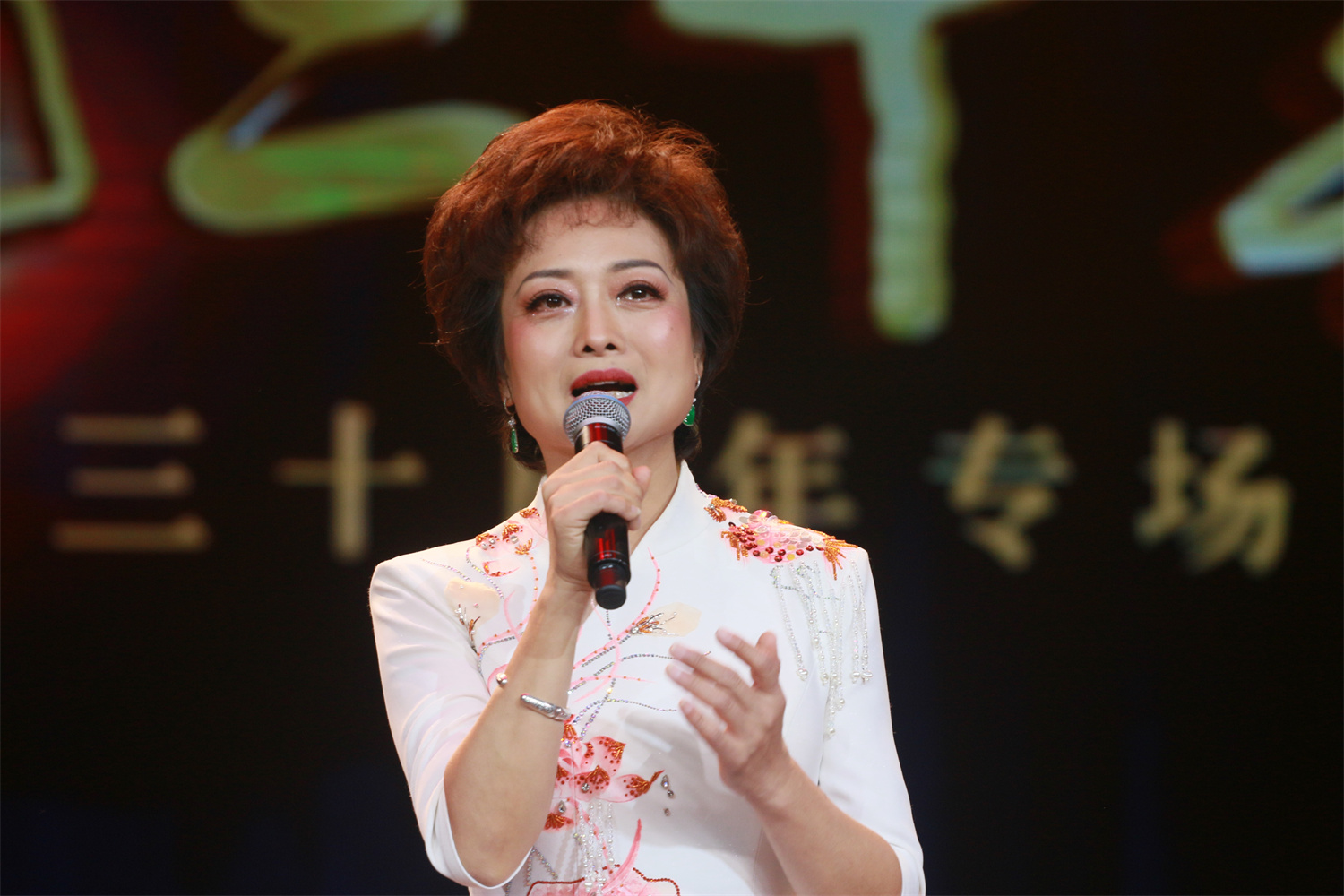 首页>河南戏曲广播>正文>王红丽带领弟子宣读师训俏丽红梅三十载,薪火