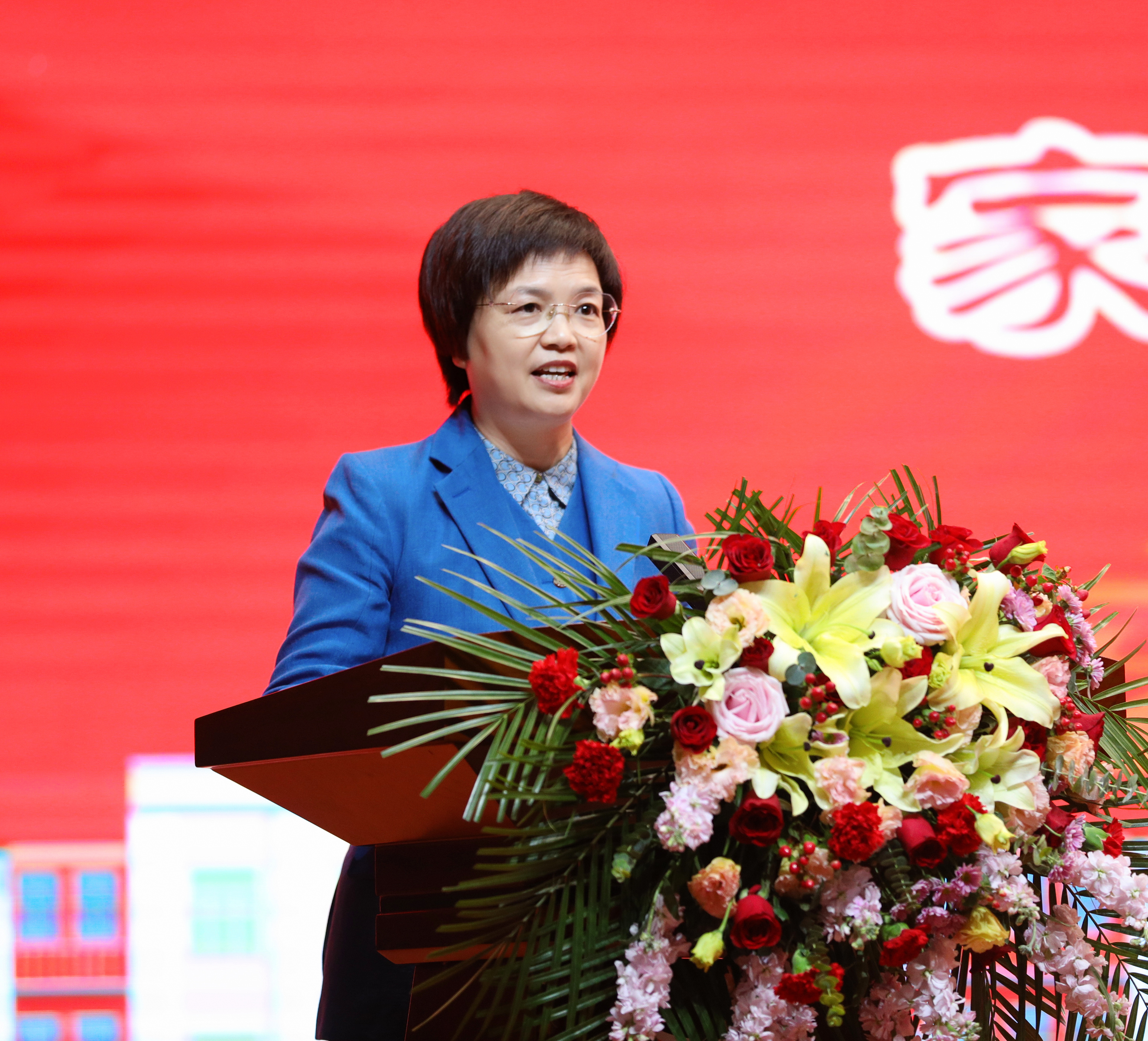 首页>河南都市教育>正文>郑州市教育局党组书记,局长王丽娟向郑州九中