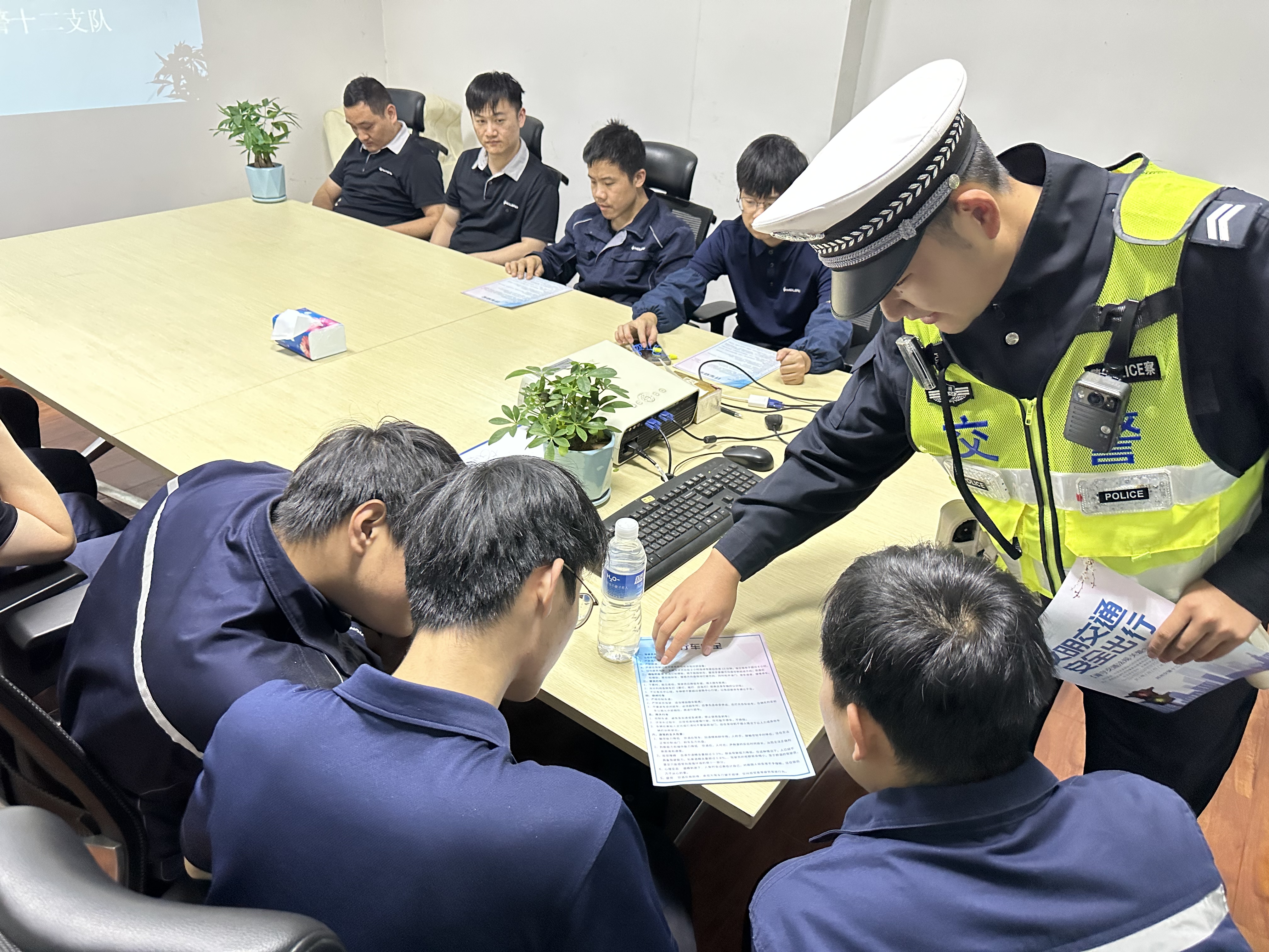 郑州交警十二支队交警对辖区驾驶员开展交通安全宣讲活动