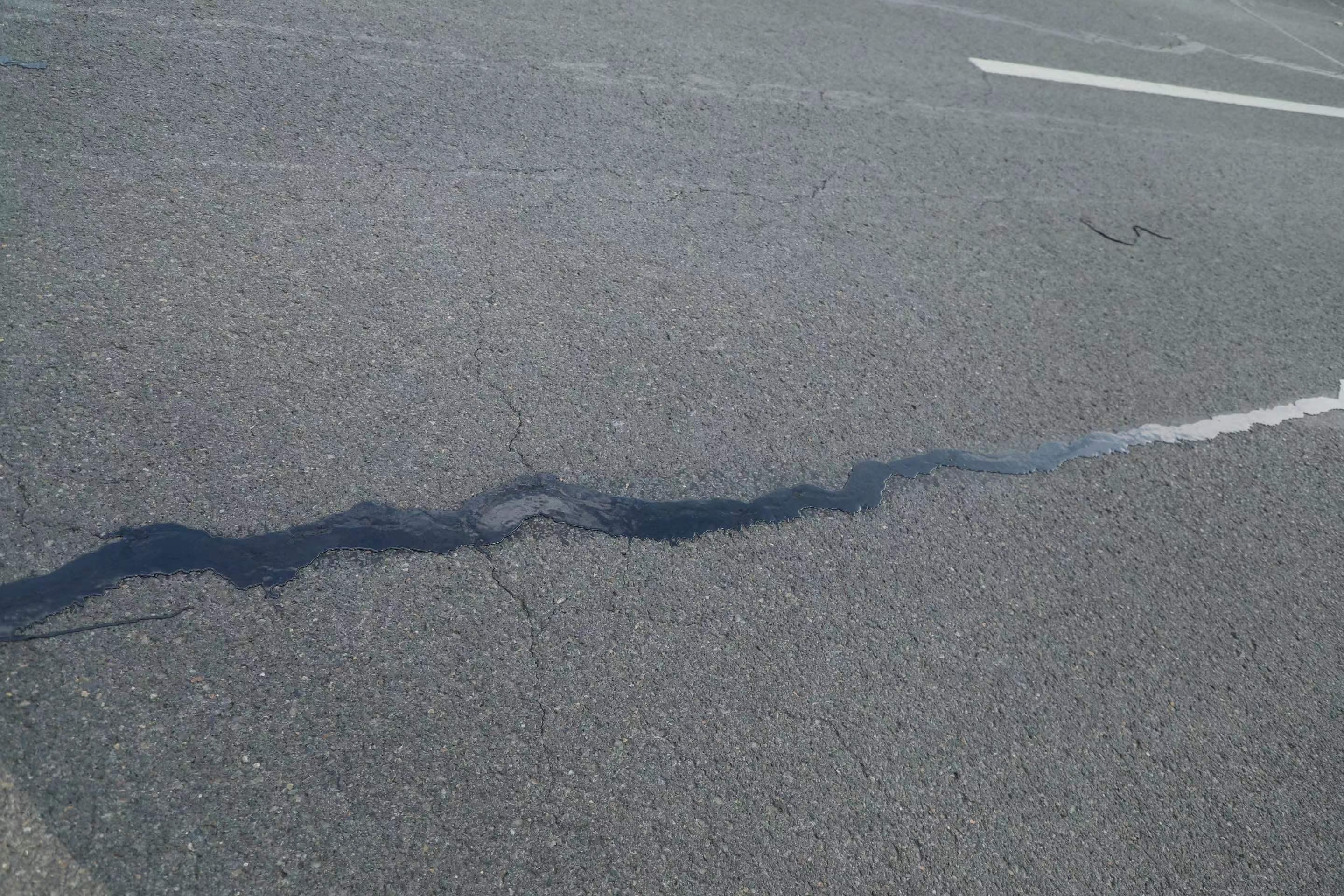 沥青路面灌缝疗伤保障道路安全畅通