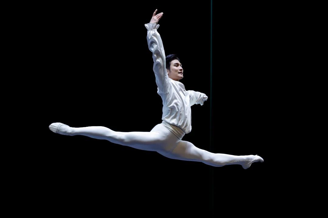 首站震撼中央芭蕾舞团走进河南高校