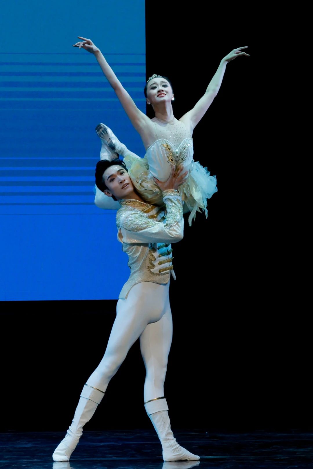 首站震撼中央芭蕾舞团走进河南高校