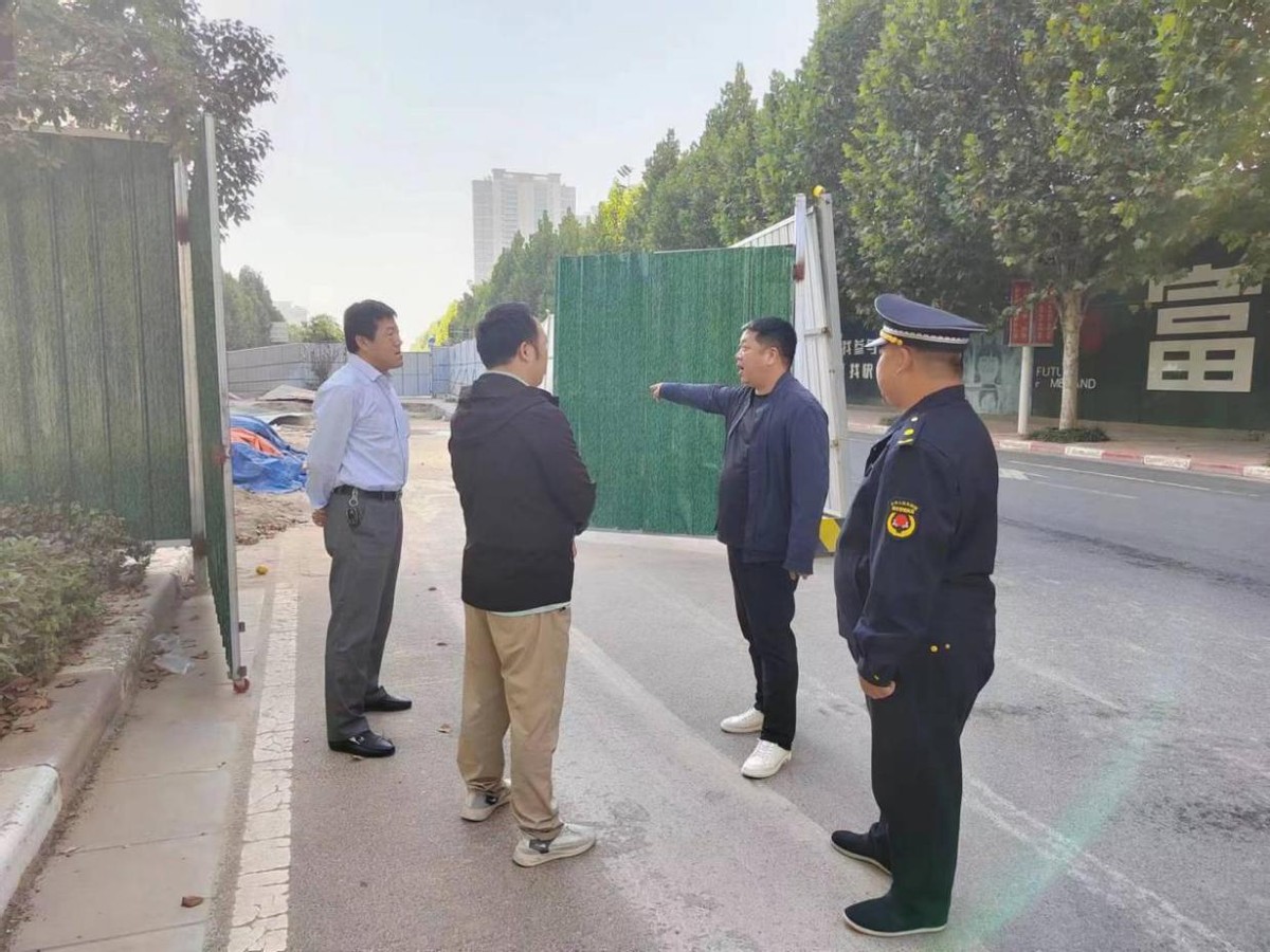 南曹街道办事处高度重视围挡整治工作,多次召开专项会议,传达围挡整治