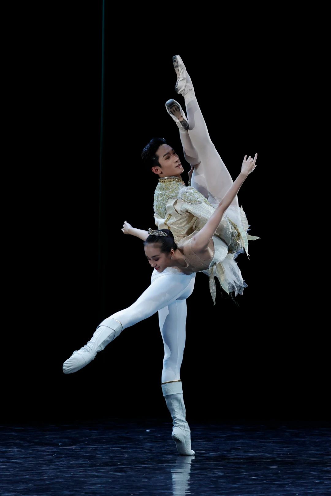 首页>河南都市教育>正文>表演者:周月,孙鹏翔《过年》选段《大双人舞