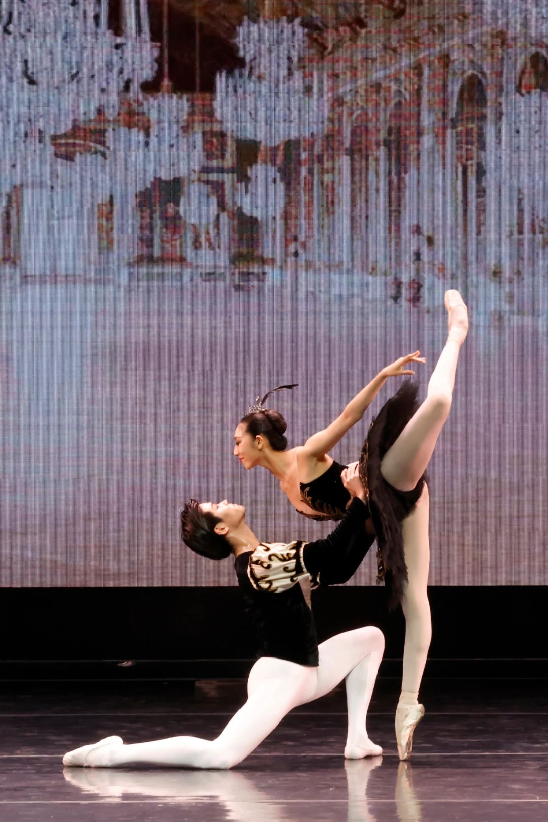 表演者:王雨菲,赵宝乐 等《天鹅湖》第二幕选段表演者:宁珑,刘馨蔚