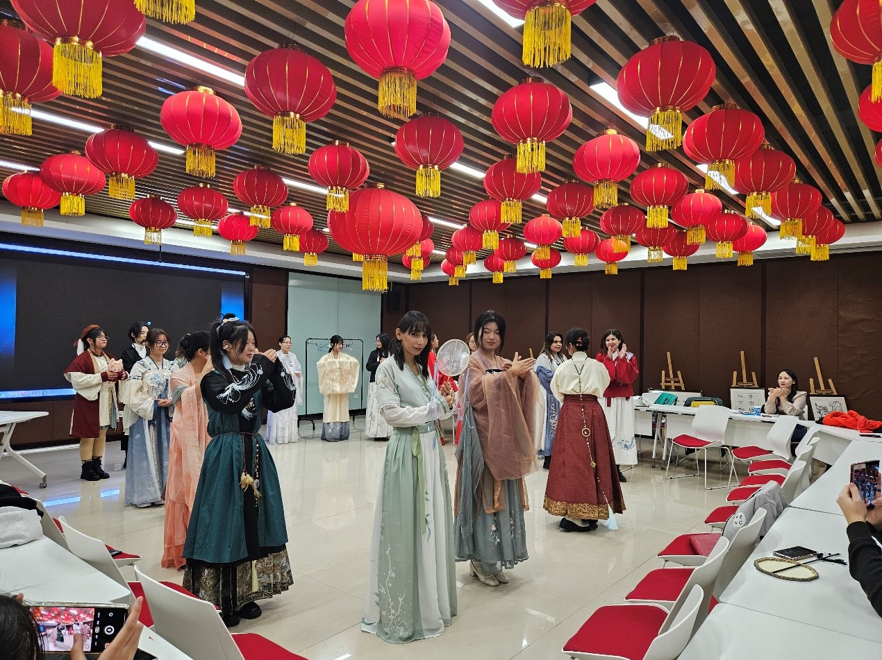 郑州西亚斯学院举办文化交流活动邀请留学生体验汉服之美