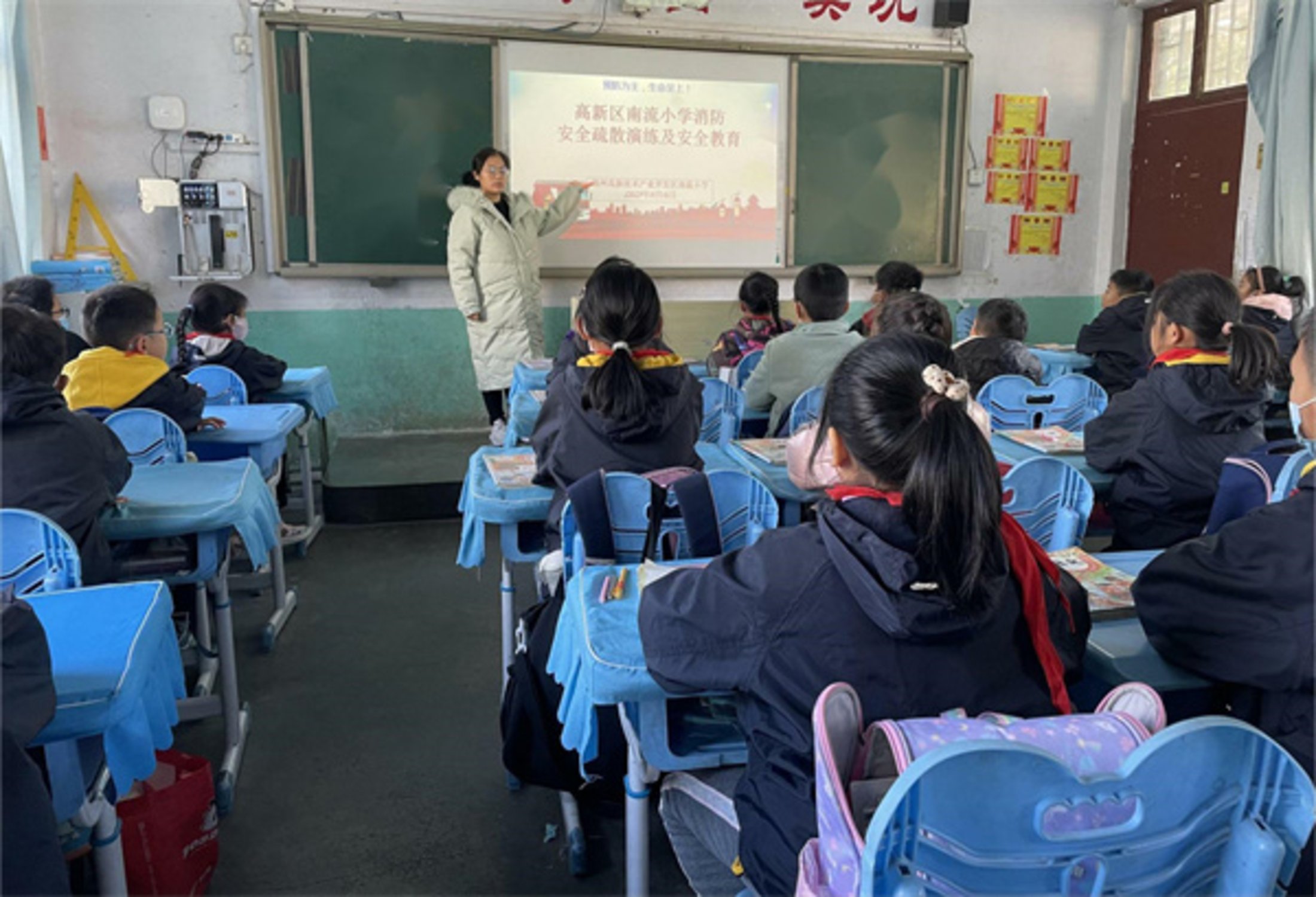 郑州高新区南流小学开展消防安全教育暨疏散演练活动