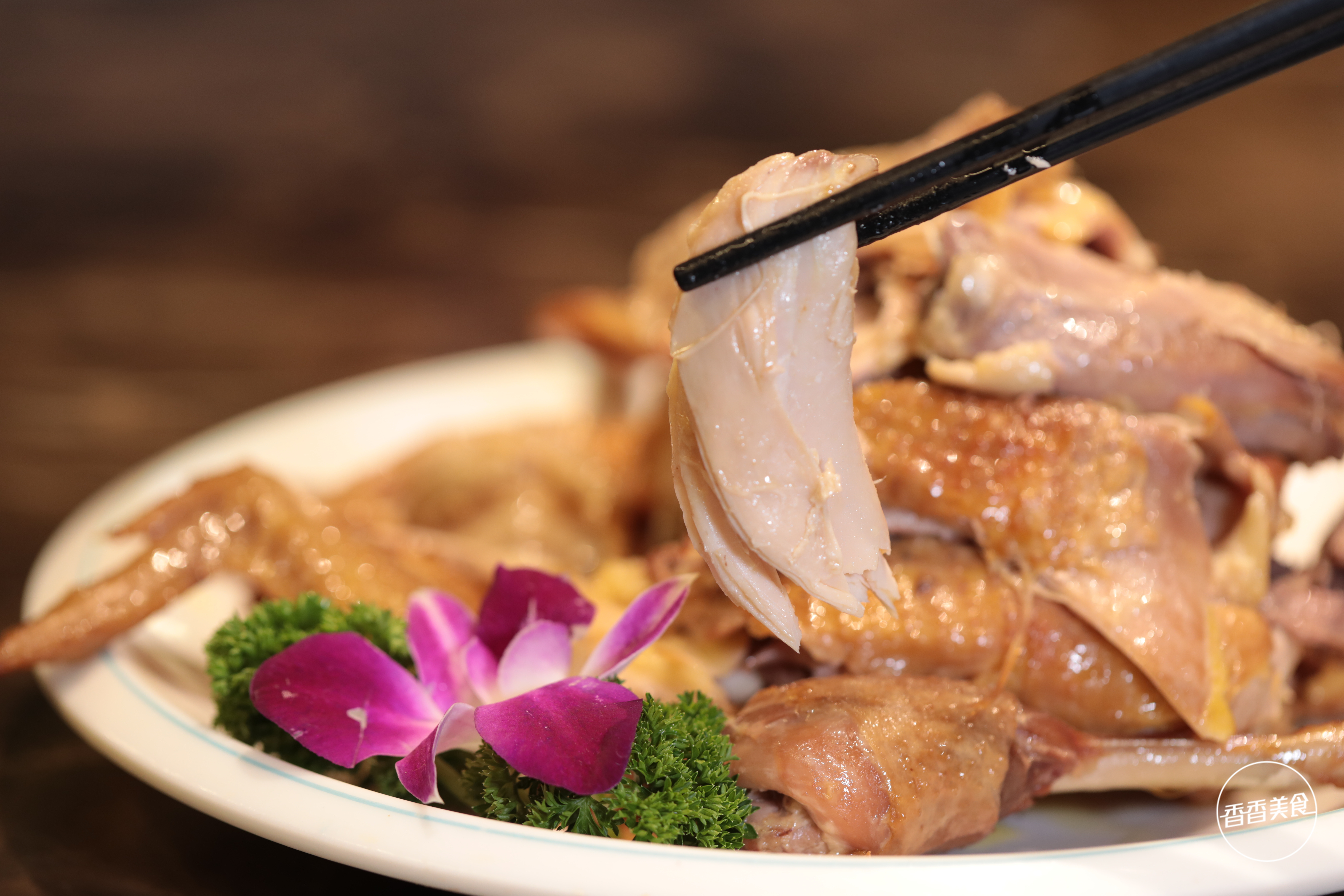 首页>香香美食>正文>「小笋鸡」笋鸡是什么?看起来似乎和烧鸡差不多.